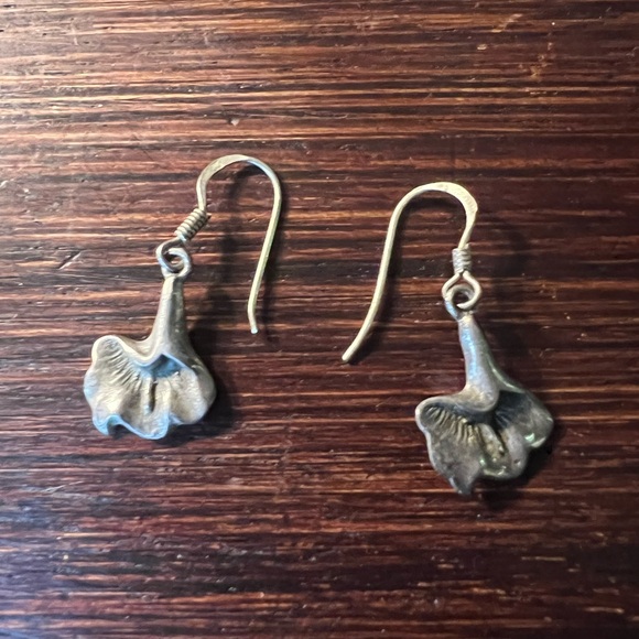 ✨Vintage 925 Sterling Silver Lily Flower French Wire Hook Dangle Earrings✨ - Picture 3 of 6